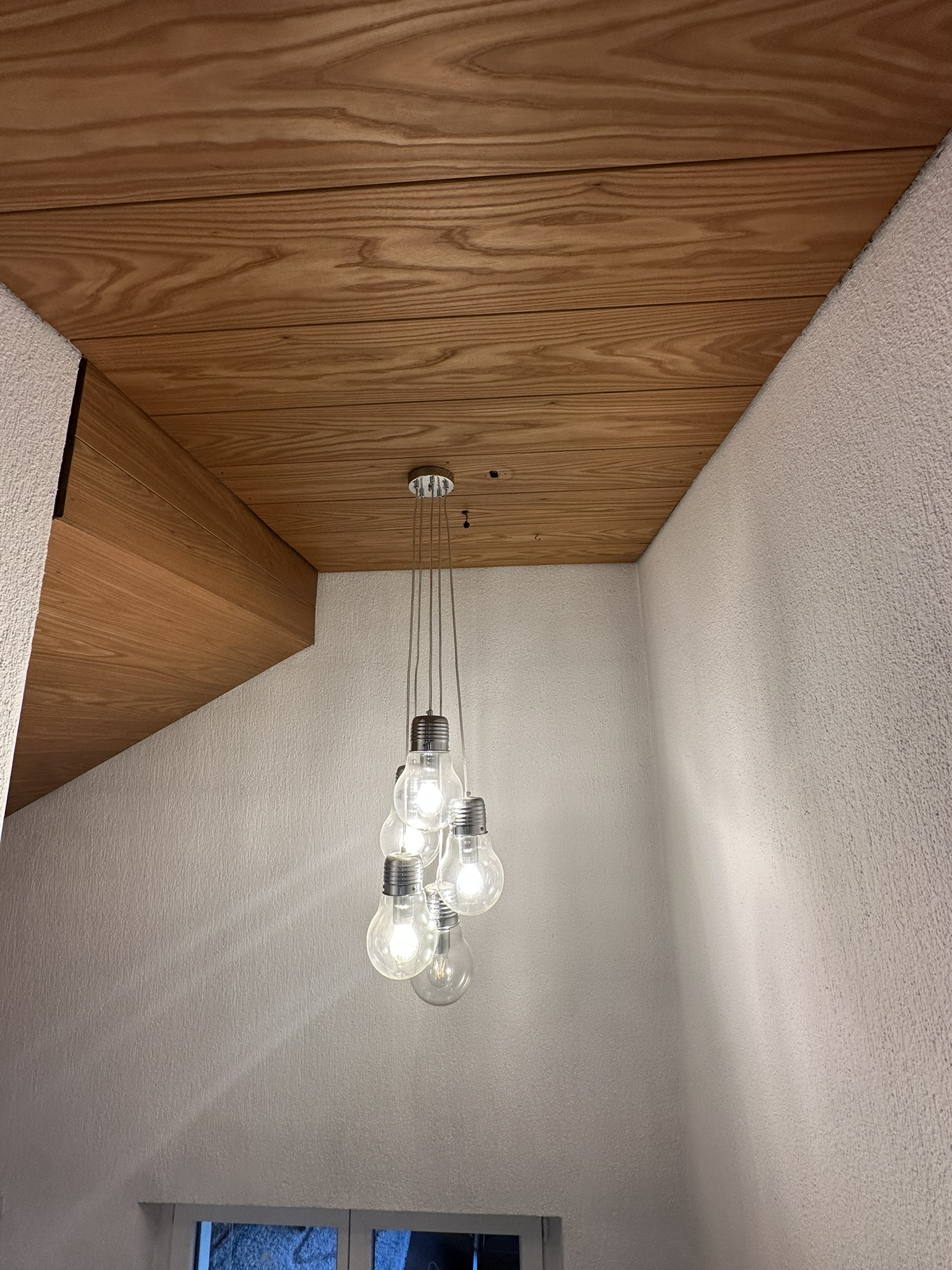 Vorher: Holzdecke in frischem Weiss