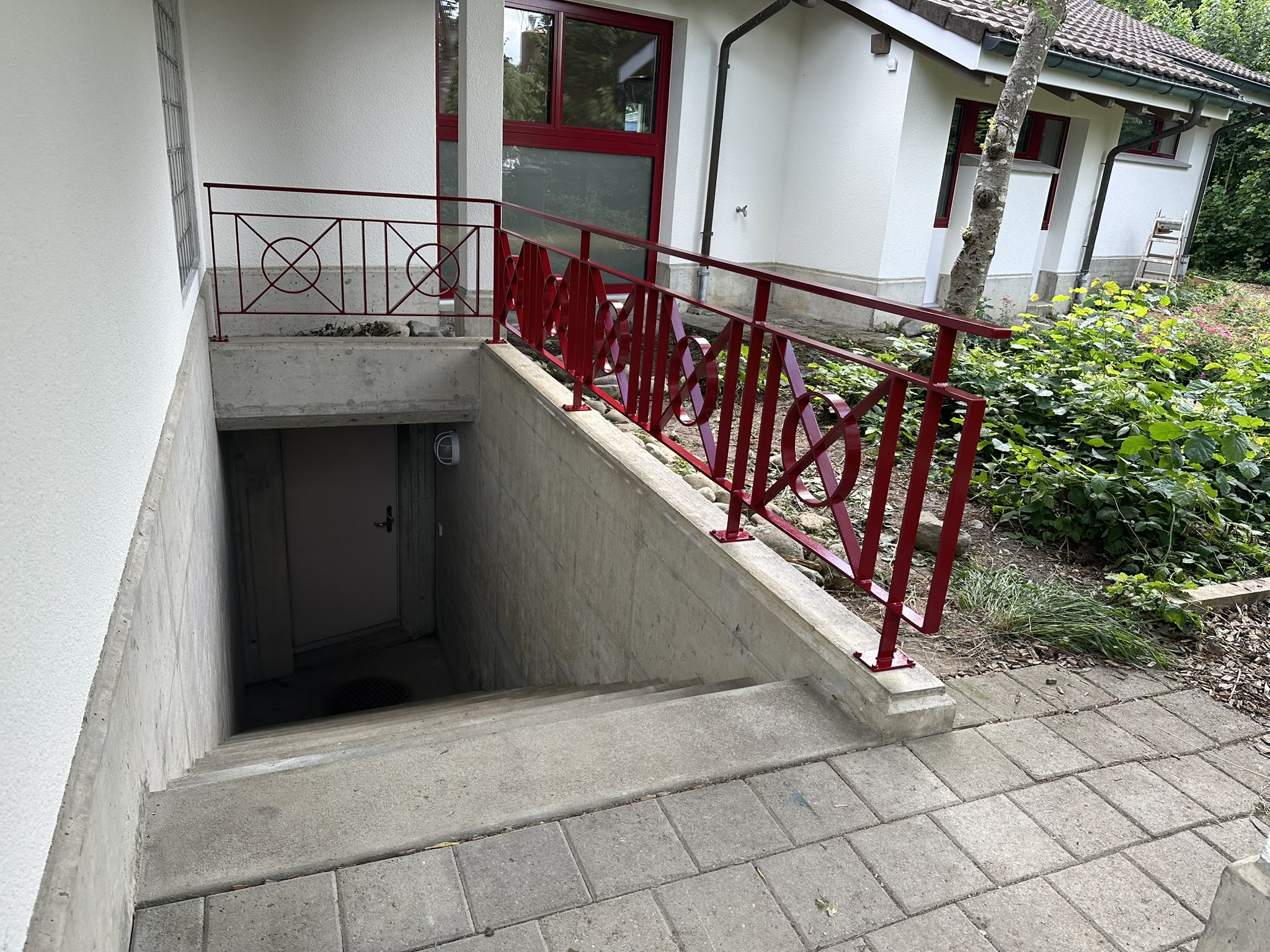 Geländer in kräftigem Rot