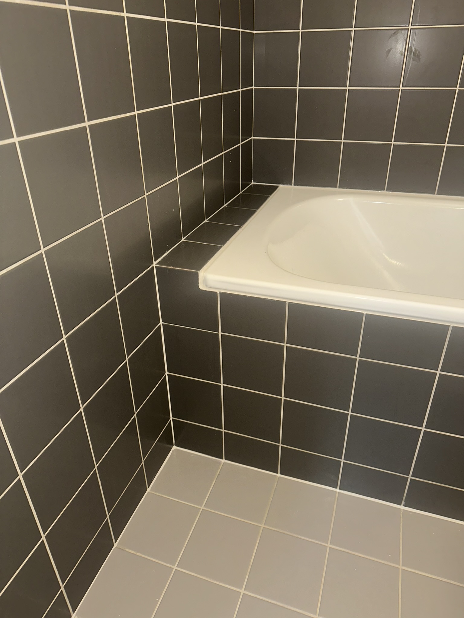 Frische Fugen im Badezimmer