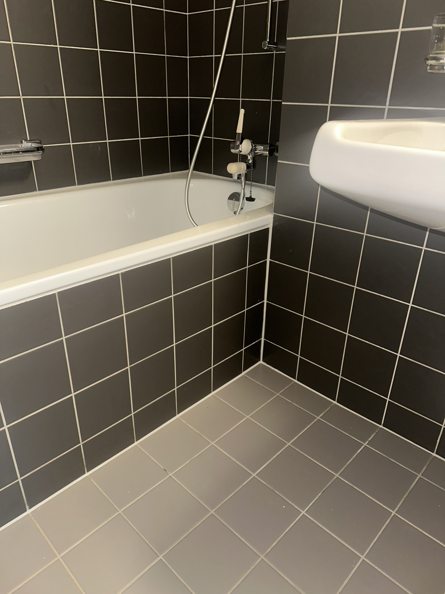Frische Fugen im Badezimmer